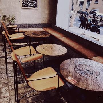 打了四年俄罗斯一抬头环顾四周。美国还是那个美国一边递刀一边数钱乌克兰还是那个乌克兰靠着别人的输血续命。唯独欧洲已经不同(图1)